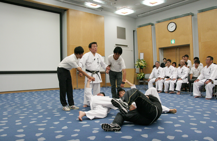 宇城憲治師範の講演中写真