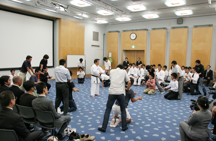 宇城憲治師範の講演中写真