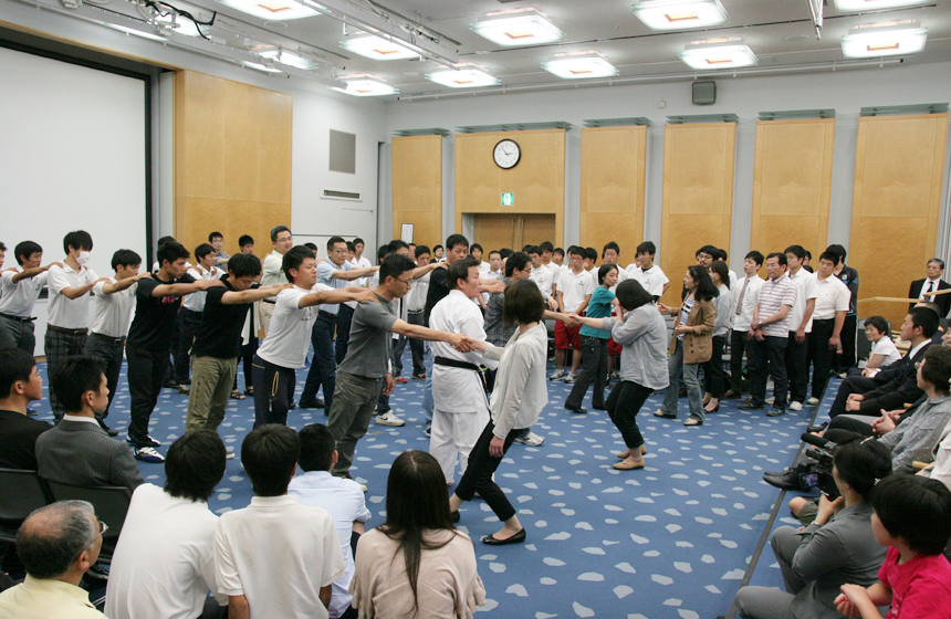 宇城憲治師範の講演中写真