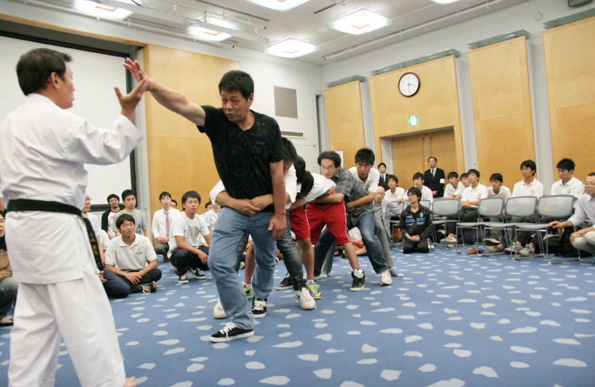 宇城憲治師範の講演中写真