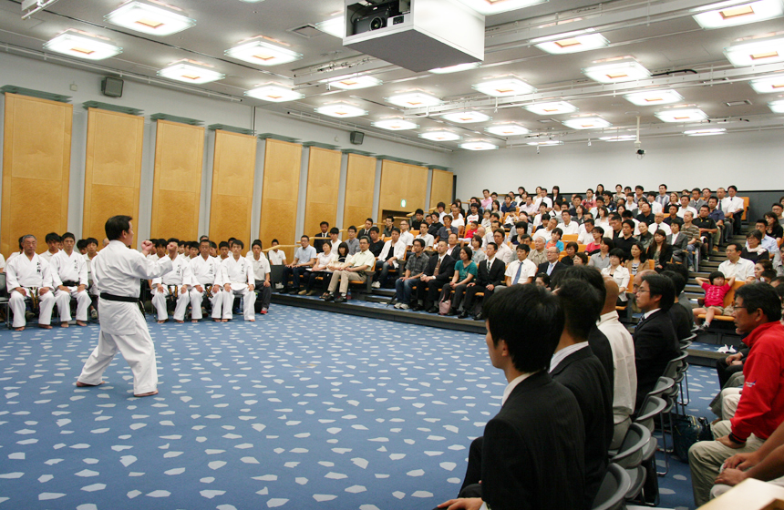 宇城憲治師範の講演中写真