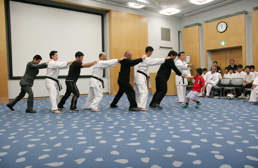 宇城憲治師範の講演中写真