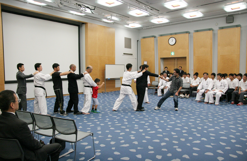 宇城憲治師範の講演中写真